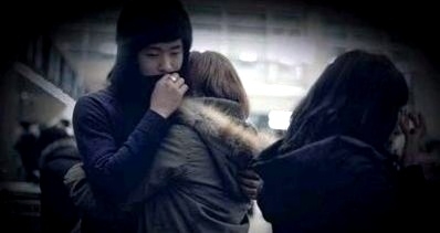 손잡아주는여자 이미지