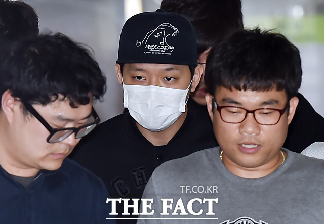 칼퇴하는 박유천 | 인스티즈