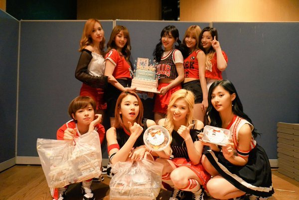 [트와이스] 1주년 기념 멤버 단체 짤 모음.jpg | 인스티즈