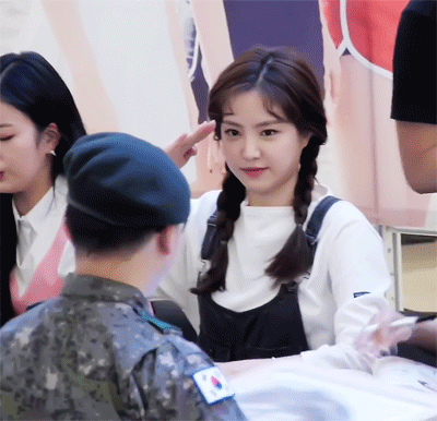 군인한테 경례하는 손나은.GIF | 인스티즈