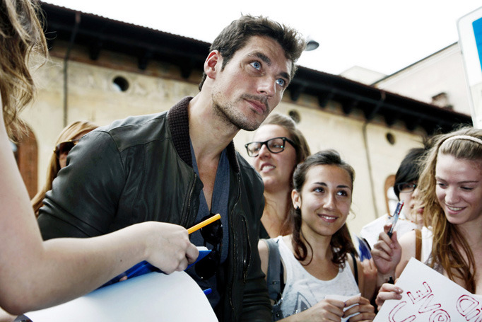 [데이비드간디] 잘생긴 남자가 나타날때 주위 반응과 같이 찍은 모습들 | 인스티즈