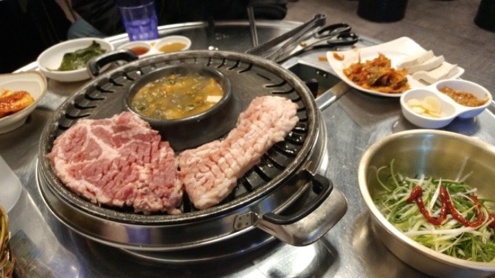 촛불들고 삼겹살 씹으러 왔습니다 | 인스티즈