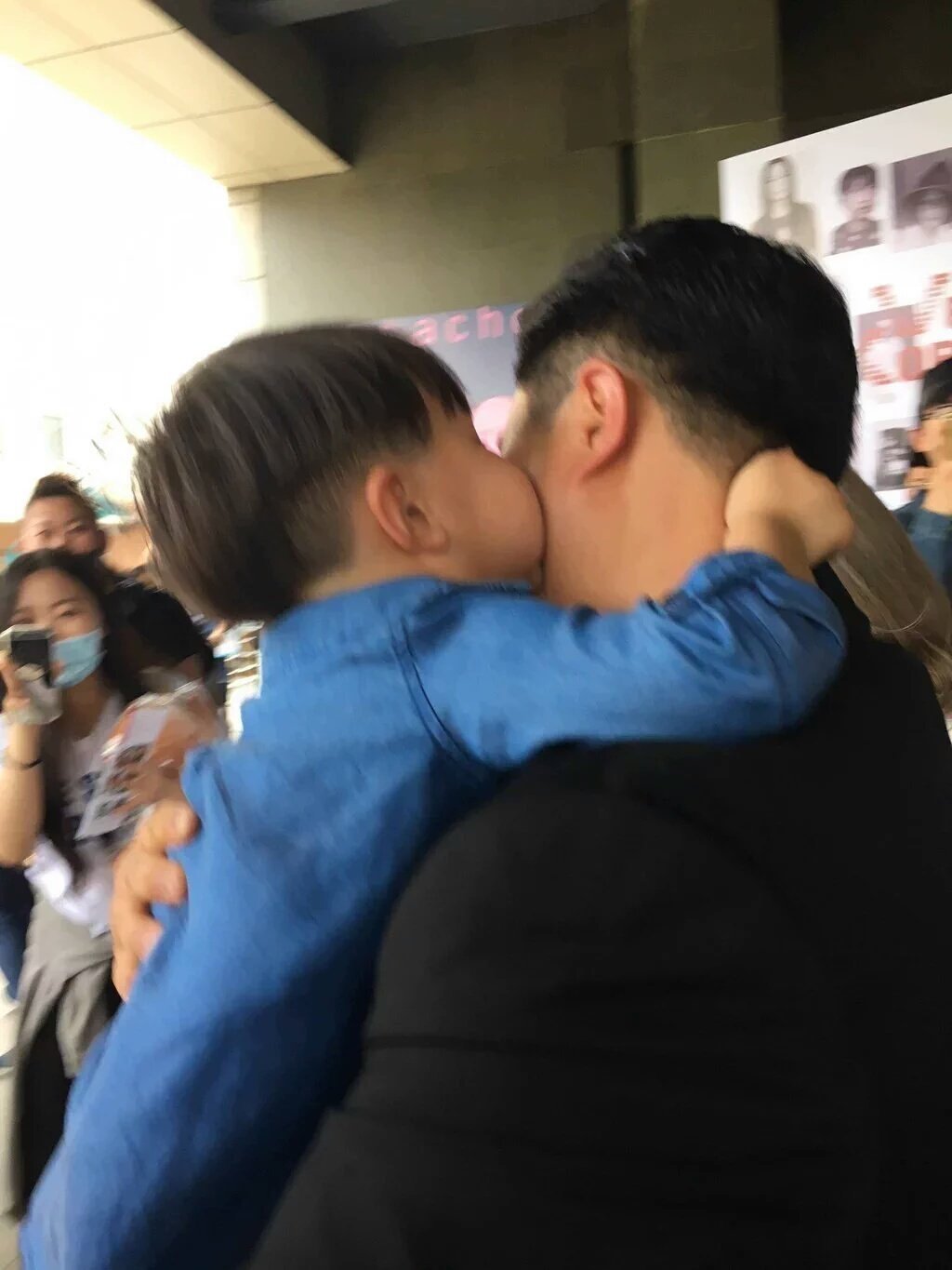 트와이스에게 뽀뽀하는 쌍둥이,경호원에게 뽀뽀하는 태오,삼둥이 뽀뽀 | 인스티즈