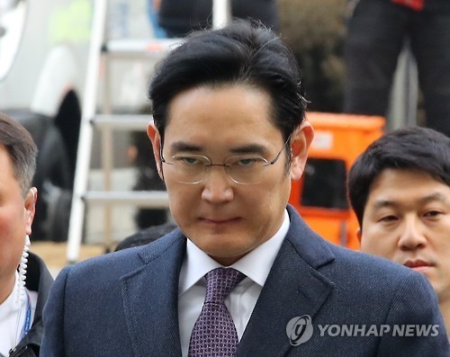 표정 안좋은 이재용 | 인스티즈