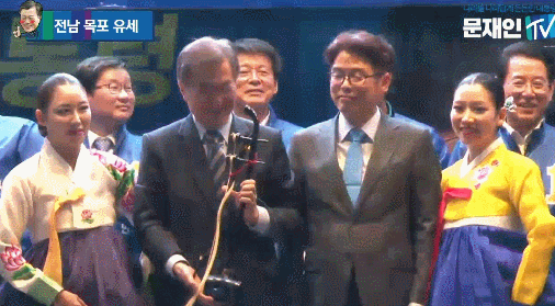 오늘자 문재인.GIF | 인스티즈