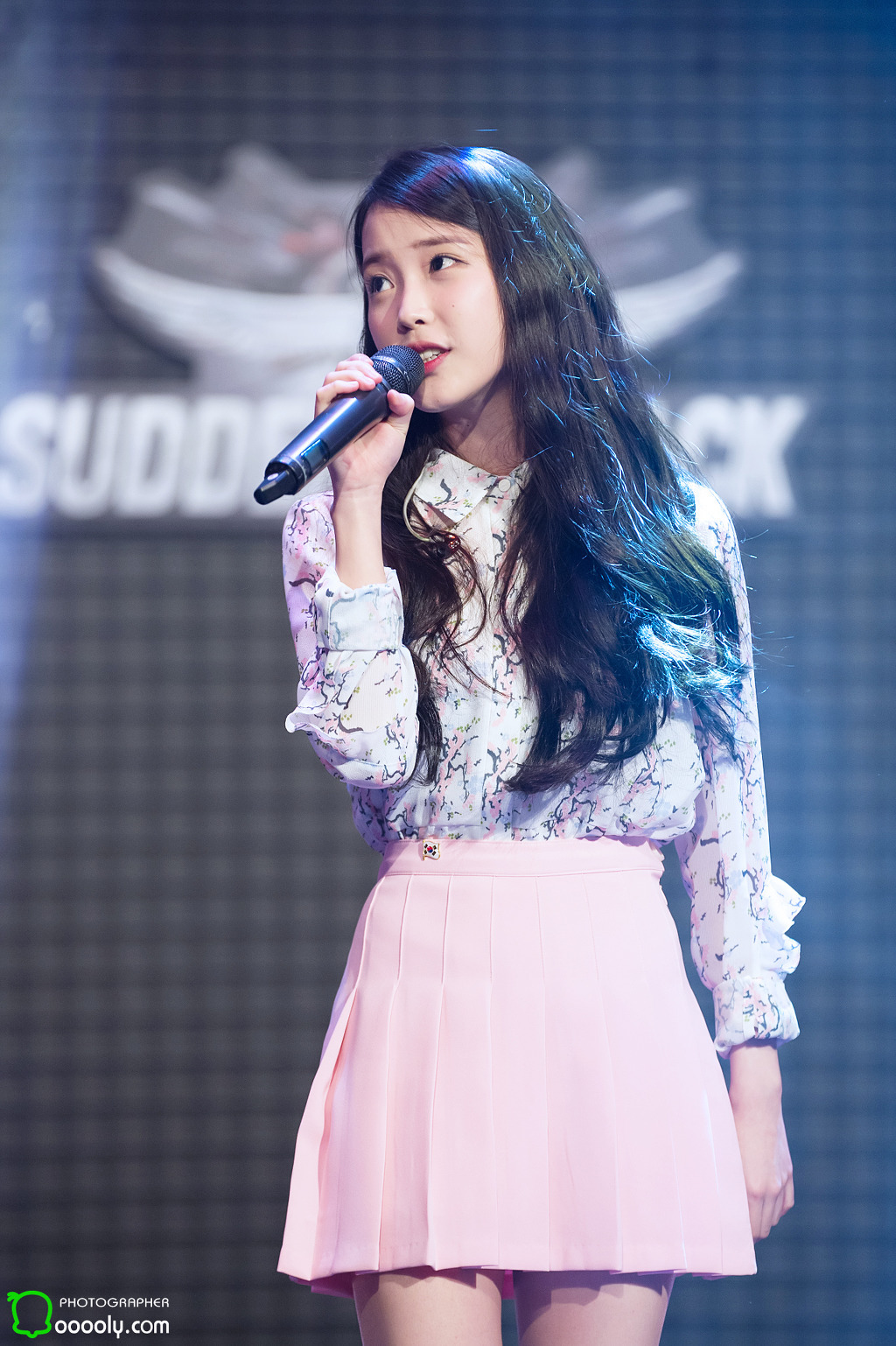 [16.03.01] 서든어택 챔스리그 결승전 축하공연 아이유 직찍.jpg | 인스티즈