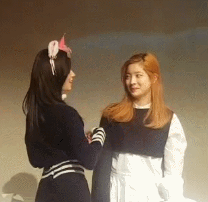[트와이스] 어제 팬싸에서 다현이에게 끼부리는 사나 | 인스티즈
