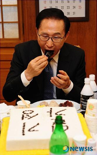 이명박 먹방사진 보고가세요 | 인스티즈