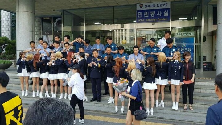 어제자 경찰제복 우주소녀 | 인스티즈