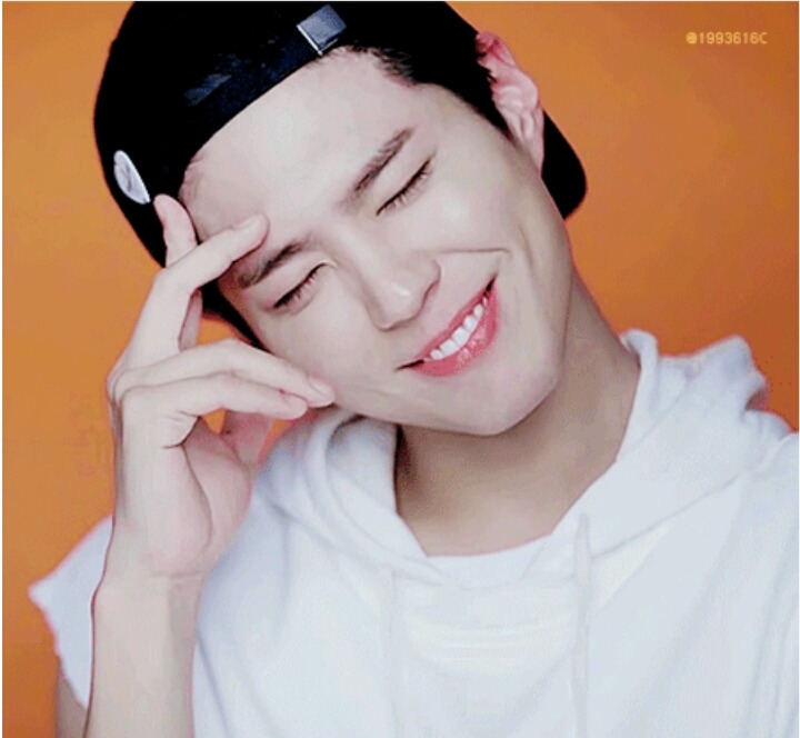 자기가 찍은 광고 사진 가져가는 박보검.gif | 인스티즈