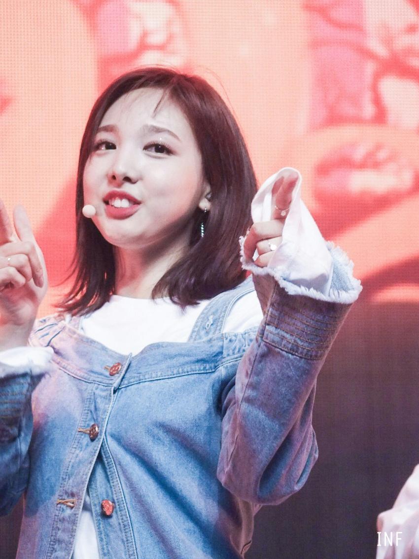 Re:이쁜 나연~찡이지만 과자흘리는 칠칠맞은 나연이 | 인스티즈