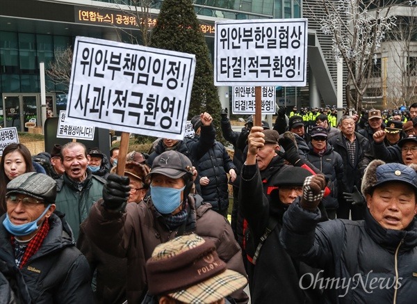 일본과 한국의 시위 현장 | 인스티즈