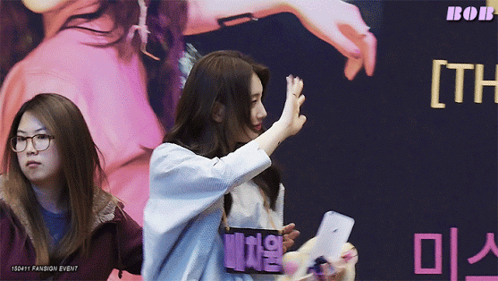 사인회에서 아이컨택 해주는 수지.gif | 인스티즈