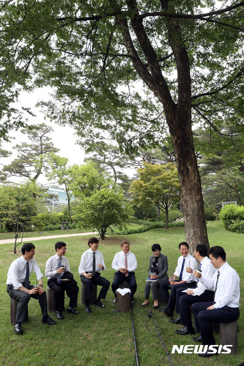 문재인 대통령 - 출근 이틀째 청와대 사진 모음.jpg | 인스티즈