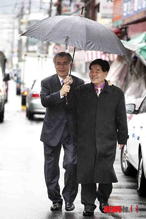 그네와 문재인 대통령의 우산 매너 차이.jpg | 인스티즈