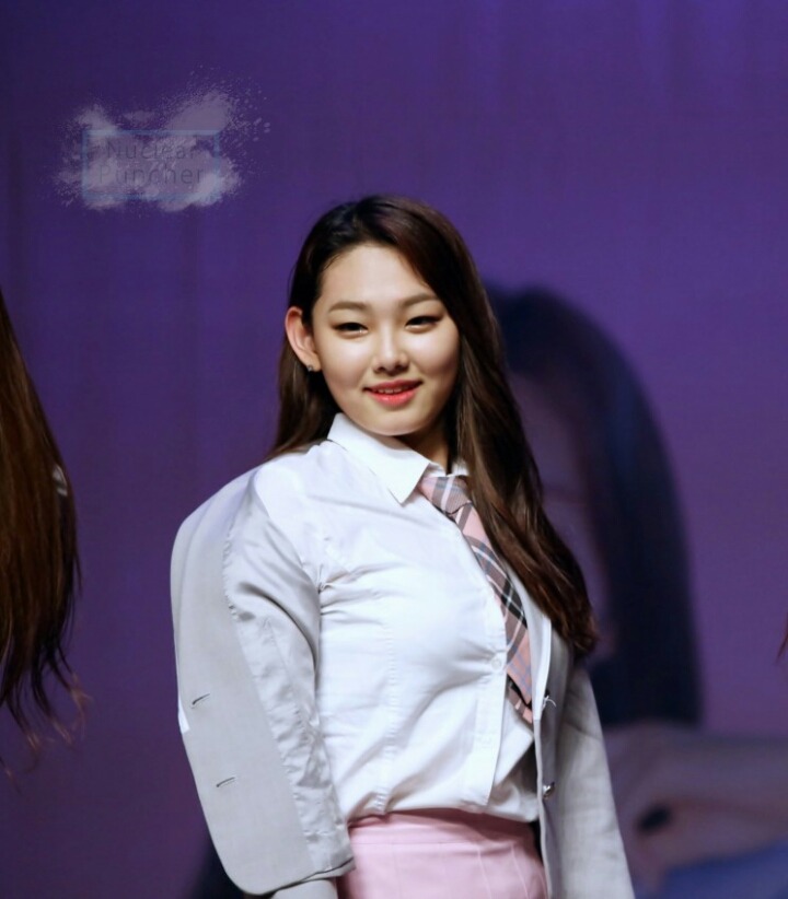 자기 손안에 빵보다 남의것부터 먼저 먹고보는 강미나 | 인스티즈