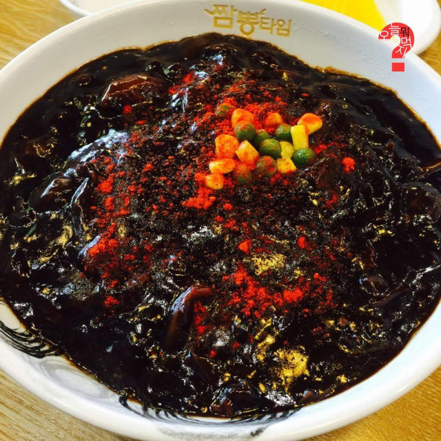 짜장면에 고춧가루 뿌려 먹는다 vs 안 뿌려 먹는다.jpg | 인스티즈