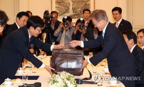 김상조 공정거래위원장 임명장 수여식 스윗한 청와대 | 인스티즈