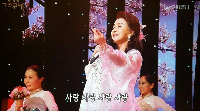kbs1 가요무대 보는 엄마와 나.gif | 인스티즈