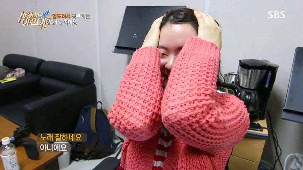 엎드려서 공부하는 여대생 | 인스티즈
