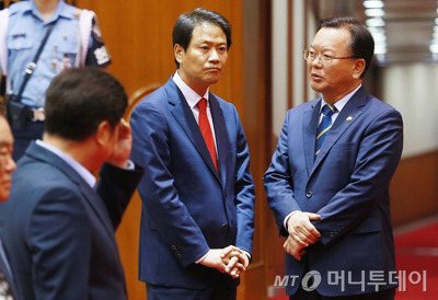분리불안에서 해방된 조국수석 vs 돌아온 상사 때문에 맘이 복잡한 임종석 비서실장 | 인스티즈