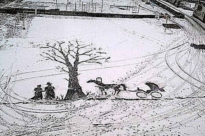 운동장에 빗자루로 그림 그리는 경비원 아저씨 (사진) | 인스티즈