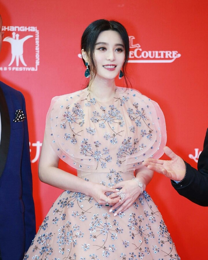 신기한 드레스를 많이입고다니는 판빙빙 | 인스티즈