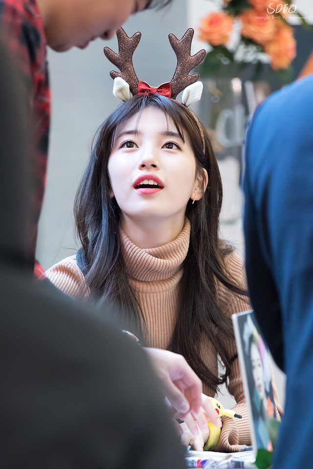 우는 팬 달래주는 수지.gif | 인스티즈
