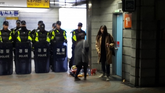 길 막아선 의경에게 간식 전하고 떠나는 시민들 | 인스티즈