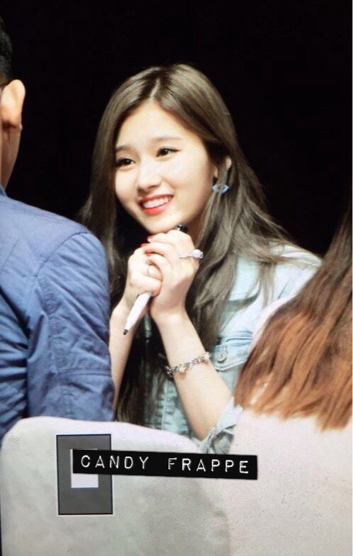 남자들 설레게하는 사나 눈빛.jpg | 인스티즈