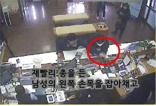 은행에 강도질 하러갔는데 바로 옆에서 경찰서장이 통장정리 중이었음 0_0;.jpg | 인스티즈
