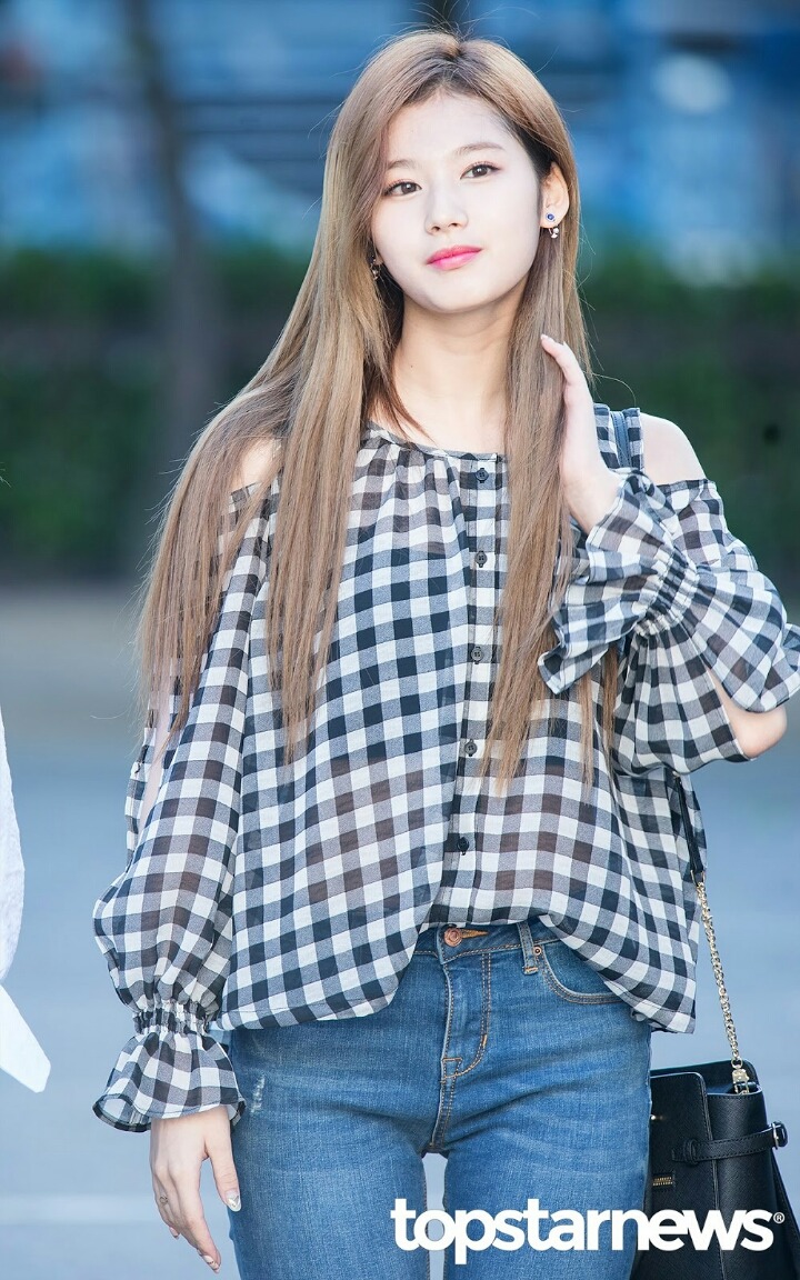 서로다른 분위기의 사나와 미나 뮤뱅 출근길.jpg | 인스티즈