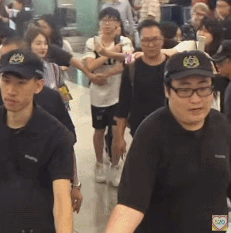 정신없는 공항에서 팬들 편지 가져가는 다정한 수지 | 인스티즈
