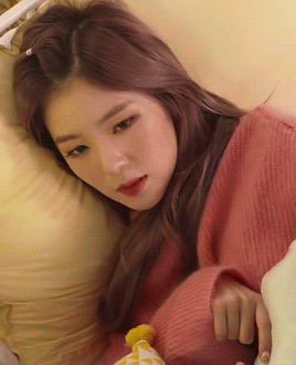 침대에 누운 아이린.gif | 인스티즈