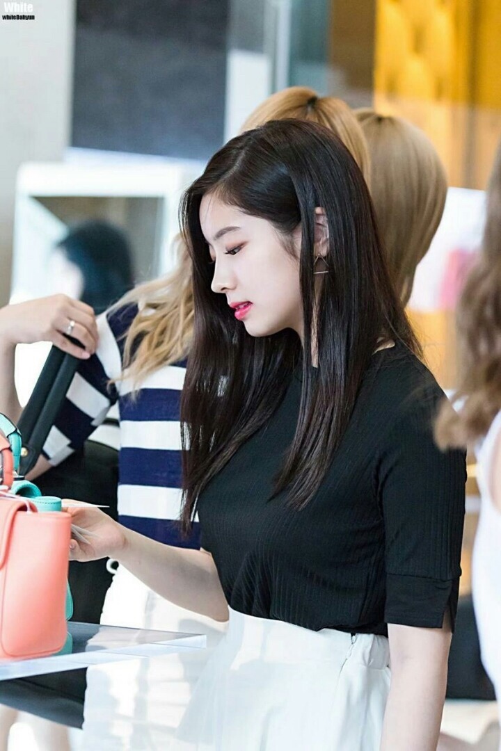 [트와이스] 피부가 두부처럼 하얀 둡둡 다현 짤들.jpg | 인스티즈