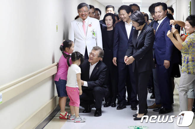 보훈병원에서 병실 방문 중 어린이를 만난 문재인 대통령 | 인스티즈