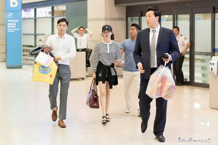 아이유 팬들한테 인기가 좋은 경호아재.jpg | 인스티즈
