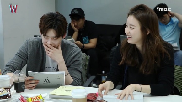 대본리딩하는 한효주.gif | 인스티즈