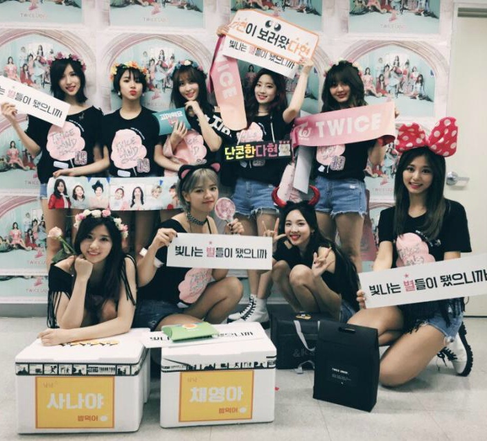 트와이스 콘서트 끝나고 단체사진들.jpg | 인스티즈