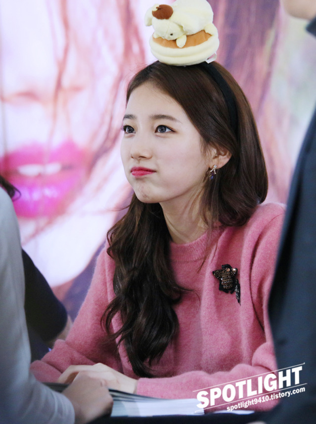 머리에 뭘 자꾸 얹어놓은 수지.jpg | 인스티즈