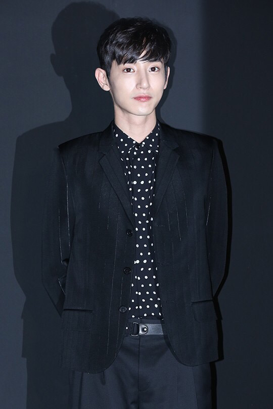 오늘 자 생로랑 행사장에 참석한 뭔가 어색해진 이수혁.jpg | 인스티즈