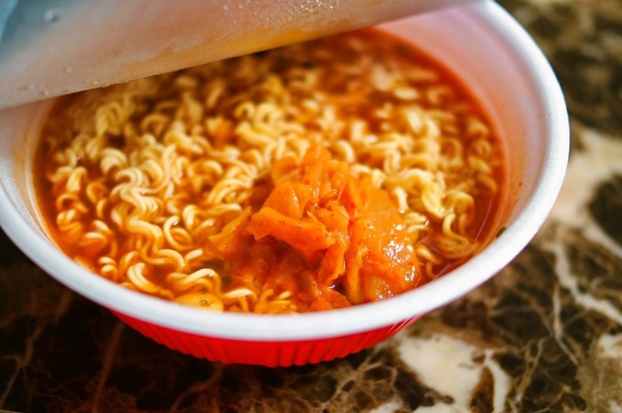 야외캠핑가서 먹는 냄비라면 vs 야간경계근무후 먹는 컵라면 | 인스티즈