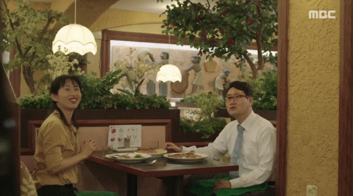 고딩과 인기 아이돌이 의붓형제로 처음 만나는 자린데 눈빛 땜에 멜로적 모먼트 됨.gif | 인스티즈