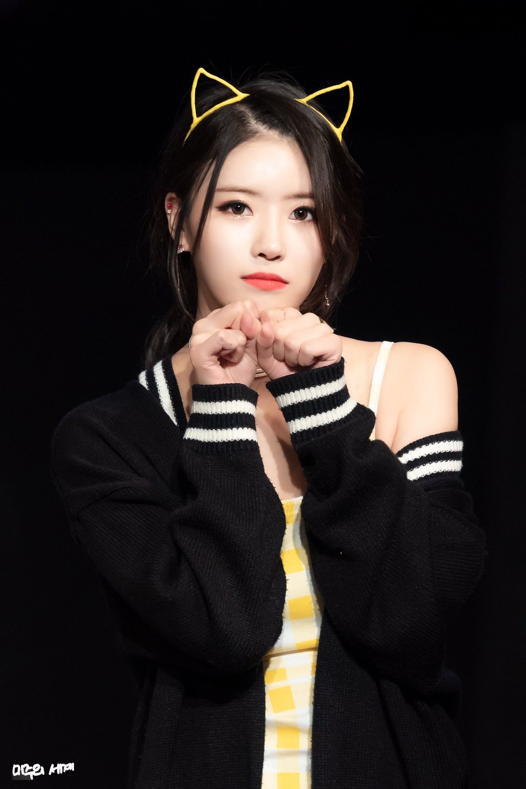 노란 원피스에 고양이 머리띠를 쓴 러블리즈 미주.jpgif | 인스티즈