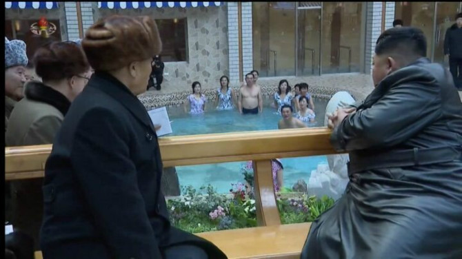 목욕탕에서 목욕하는데 김정은이 들이닥침 | 인스티즈
