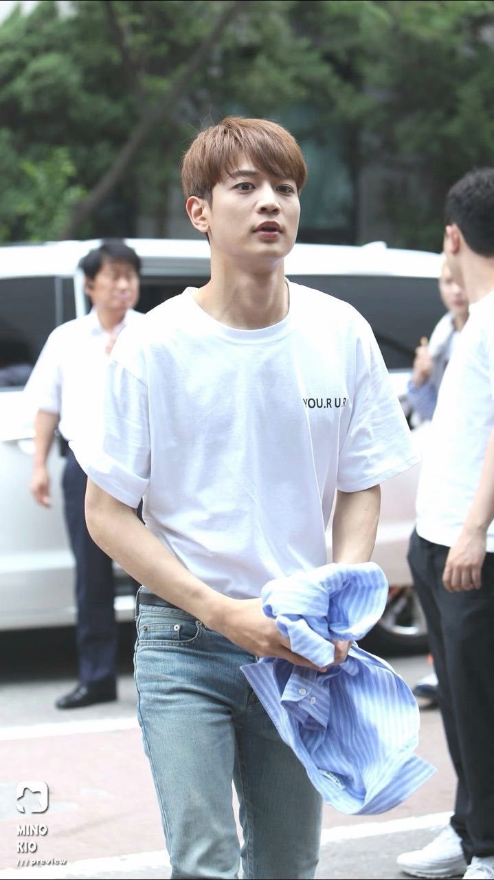 [샤이니] 화이트티셔츠를 입은 민호 | 인스티즈