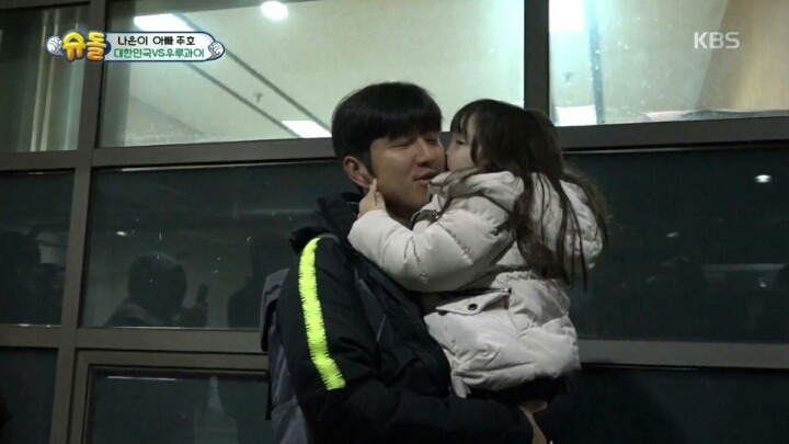 아빠랑 헤어지는게 슬퍼서 우는 나은이 | 인스티즈