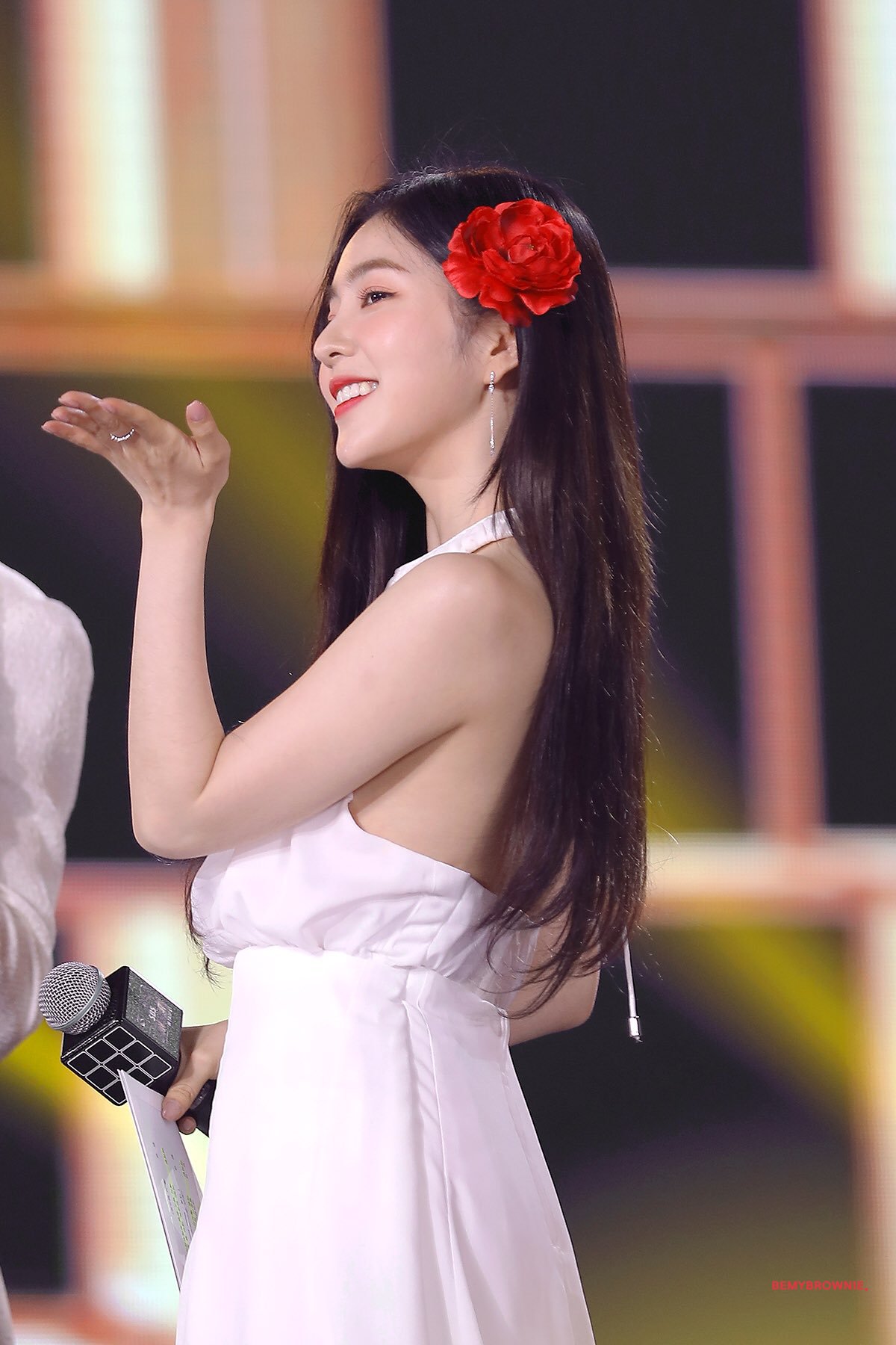 머리에 꽃을 단 아이린.jpgif | 인스티즈