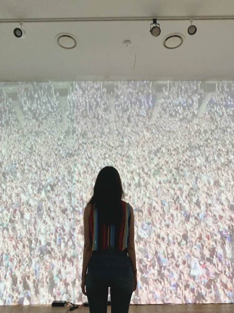 휴가 받아서 퀸 전시회 관람한 러블리즈의 락매니아 서지수.jpg | 인스티즈