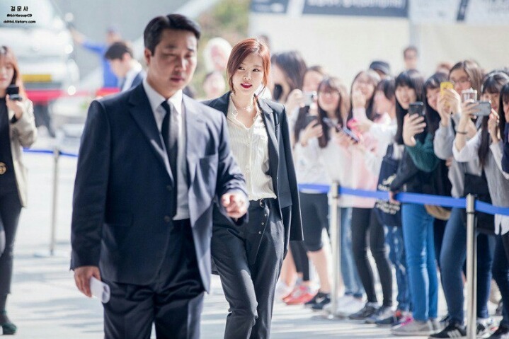 [에이핑크] 다시봐도 수트핏 정말 좋은 손나은.jpg.gif | 인스티즈